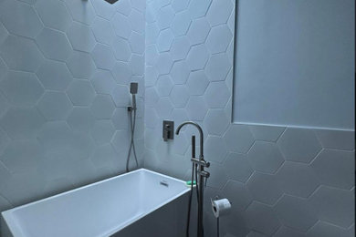 Bathroom - bathroom idea in New York