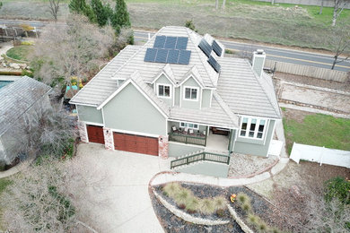 Mid-sized traditional exterior home idea in Sacramento