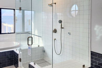 Imagen de cuarto de baño tradicional con ducha con puerta con bisagras