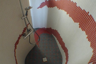 Mittelgroßes Modernes Duschbad mit bodengleicher Dusche in Sonstige