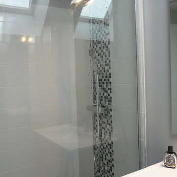 Une petite salle de bain qui a tout d'une grande