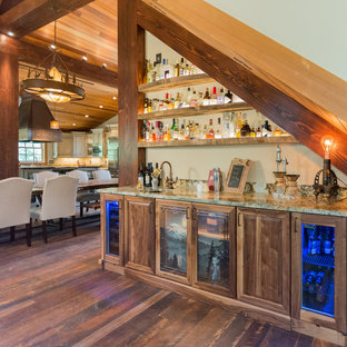 ポートランドの大きいラスティックスタイルのおしゃれなホームバー (落し込みパネル扉のキャビネット、ヴィンテージ仕上げキャビネット、御影石カウンター、石スラブのキッチンパネル、濃色無垢フローリング) の写真