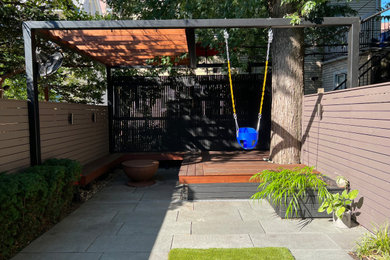 Foto de terraza moderna pequeña en patio trasero con brasero, entablado y pérgola