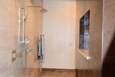 Example of a transitional bathroom design in Los Angeles