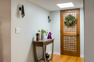 Transitional entryway photo in Los Angeles