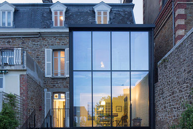 Réalisation d'une façade de maison design.