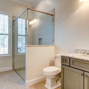 Foto di una grande stanza da bagno con doccia classica con ante in stile shaker, ante verdi, doccia ad angolo, WC a due pezzi, piastrelle grigie, piastrelle in gres porcellanato, pareti grigie, pavimento in gres porcellanato, lavabo sottopiano, top in granito, pavimento beige, porta doccia a battente e top marrone