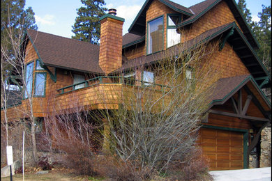 Modelo de fachada de casa marrón rural grande de dos plantas con revestimiento de madera, tejado a dos aguas y tejado de teja de madera