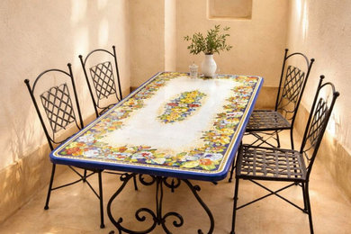 Tavolo da esterno / interno decorato su pietra lavica