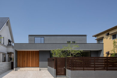 Diseño de fachada de casa gris y gris moderna de tamaño medio de dos plantas con revestimiento de aglomerado de cemento y tejado plano
