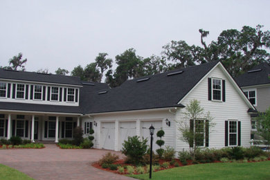White exterior home idea in Jacksonville