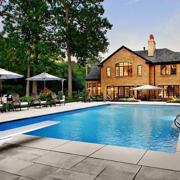 Highland Park, IL Swimming Pool and Square Raised Spa