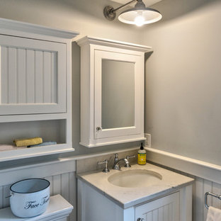 Idéer för små funkis kök, med en rustik diskho, skåp i shakerstil, blå skåp, bänkskiva i återvunnet glas, vitt stänkskydd, stänkskydd i keramik, rostfria vitvaror, klinkergolv i keramik, en köksö och beiget golv