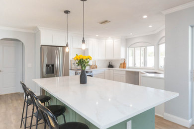 Kitchen - modern kitchen idea in Tampa