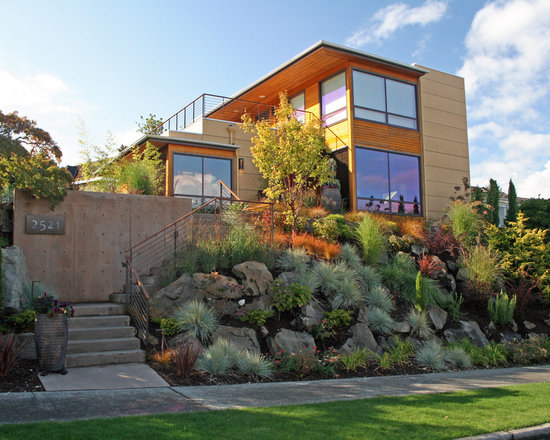 Sloped Front Yard | Houzz
