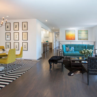 Modern inredning av ett vardagsrum, med vita väggar, mörkt trägolv, en standard öppen spis och brunt golv