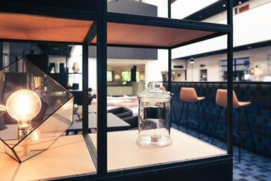 Свежая идея для дизайна: открытая гостиная комната среднего размера в современном стиле с домашним баром - отличное фото интерьера
