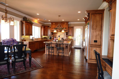Kitchen - traditional kitchen idea in Sacramento