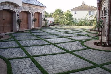 Inspiration for a mid-sized traditional partial sun front yard stone landscaping in Los Angeles.