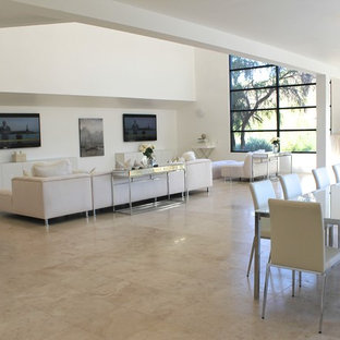 フェニックスの広いミッドセンチュリースタイルのLDKの画像 (白い壁、トラバーチンの床、暖炉なし)