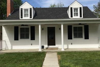 Cette image montre un porche d'entrée de maison avant traditionnel avec une extension de toiture.
