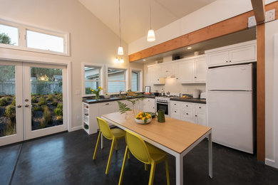 Kitchen - modern kitchen idea in San Francisco