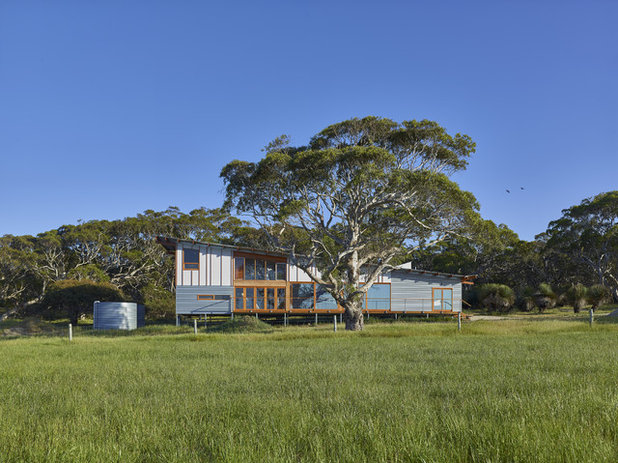 Beach Style  by Mountford Williamson Architecture