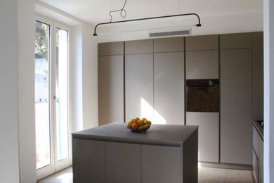 Idee per una cucina minimalista di medie dimensioni con lavello a doppia vasca, ante lisce, ante beige, top in superficie solida, paraspruzzi beige, elettrodomestici neri, pavimento alla veneziana, pavimento beige, top beige, soffitto ribassato e abbinamento di mobili antichi e moderni