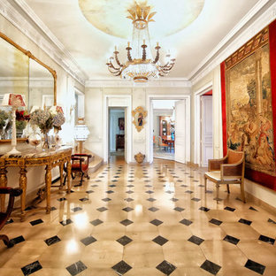 Inredning av en klassisk stor hall, med beige väggar och klinkergolv i porslin