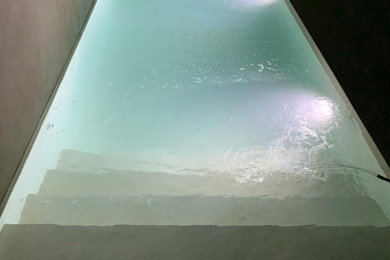 Idées déco pour une piscine sur toit naturelle classique de taille moyenne et rectangle avec des pavés en pierre naturelle.