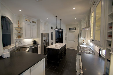 Example of a classic kitchen design in Dallas