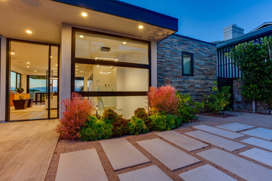 This is an example of a modern exterior in Los Angeles.