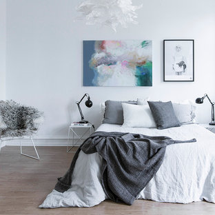 Idéer för ett mellanstort minimalistiskt huvudsovrum, med vita väggar, ljust trägolv och beiget golv