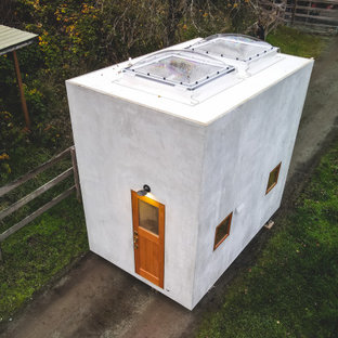 Ejemplo de fachada gris, contemporánea, pequeña, de una planta, con revestimiento de hormigón y tejado plano