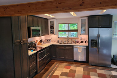 Inspiration for a mid-sized 1960s l-shaped eat-in kitchen remodel in Other