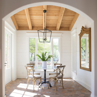 Inspiration för en lantlig separat matplats, med vita väggar, klinkergolv i terrakotta och rött golv