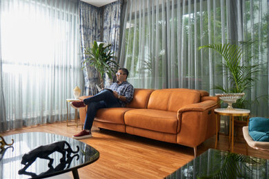 Foto de sala de estar moderna con pared multimedia