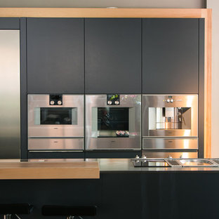 Winter Park | Sleek Kitchen in Dark Grey and Core Ash
