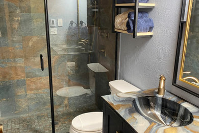 Foto de cuarto de baño único y de pie con puertas de armario azules y lavabo integrado