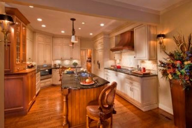Elegant kitchen photo in Wilmington