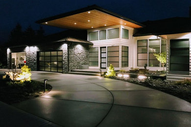 Photo of a mid-sized modern front yard landscaping in Portland.