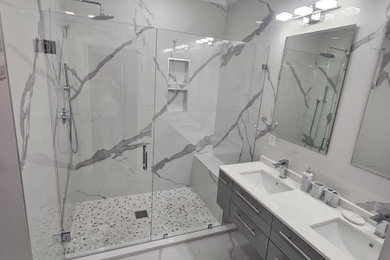Bathroom - contemporary bathroom idea in Jacksonville