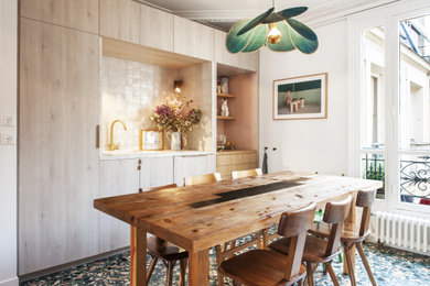 Exemple d'une salle à manger éclectique avec un mur blanc et un sol multicolore.