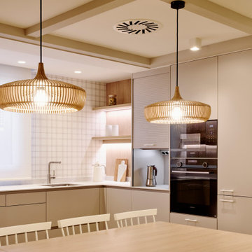 Diseño interior de cocina comedor en tonos claros