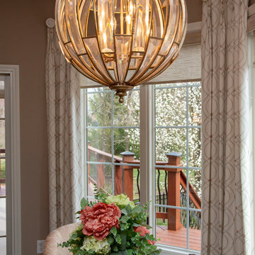 An eye-catching chandelier : A Golden Globe
