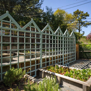 Inspiration pour un jardin potager arrière traditionnel avec du gravier.