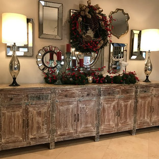 Eklektisk inredning av en mellanstor hall, med grå väggar, klinkergolv i porslin, en dubbeldörr och glasdörr