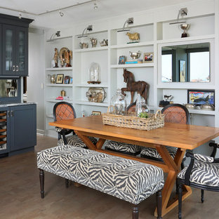 Kleine Stilmix Wohnküche ohne Kamin mit grauer Wandfarbe und Korkboden in Chicago