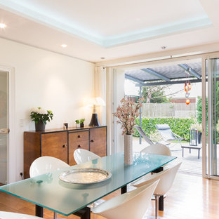 ディジョンの中サイズのコンテンポラリースタイルのLDKの画像 (白い壁、無垢フローリング)