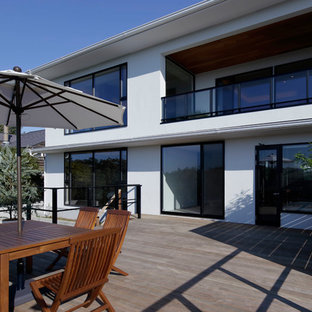 横浜の大きい地中海スタイルのおしゃれな裏庭のデッキ (コンテナガーデン、日よけなし) の写真